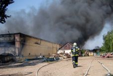 FRISSÍTVE – Eloltották a nagyszalontai hulladéklerakatnál a tüzet, Magyarországon nem mértek mérgező gázokat