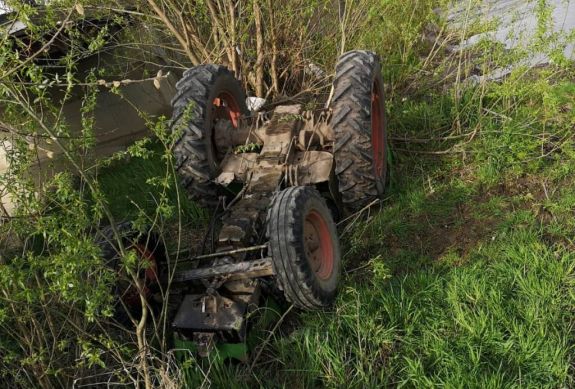 Felborult a traktorral és meghalt egy férfi, a két kislánya is vele volt