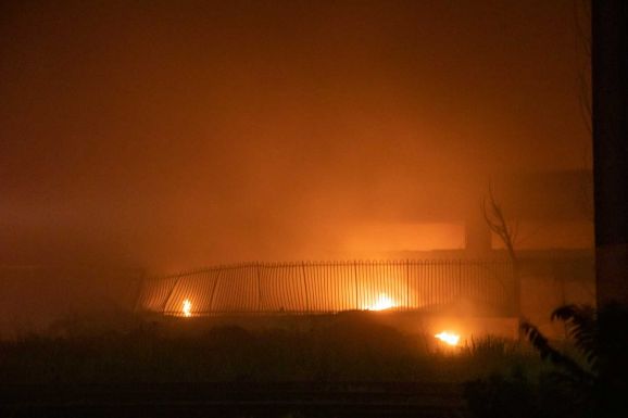 Pénteken késő este ismét felcsaptak a lángok a szalontai műanyaglerakatnál, a városban is érezni a füstjét