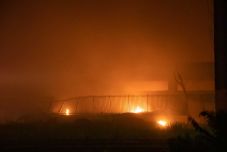 Pénteken késő este ismét felcsaptak a lángok a szalontai műanyaglerakatnál, a városban is érezni a füstjét