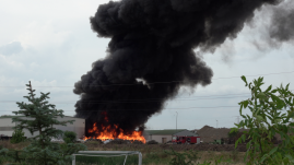 FRISSÍTVE - Kigyulladt a nagyváradi szeméttelep válogatója, hatalmas füst terítette be az eget