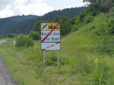 Lemázolták Négyfaluban az új helységnévtáblák magyar feliratait