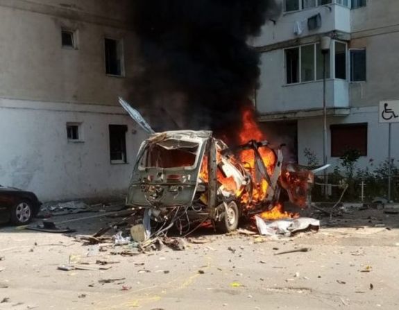 Jelentős kárt tett környezetében egy felrobbant furgon