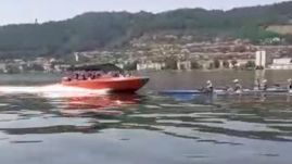 Teljes sebességgel belehajtott négy evező fiatalba egy motorcsónak a Dunán (VIDEÓ)