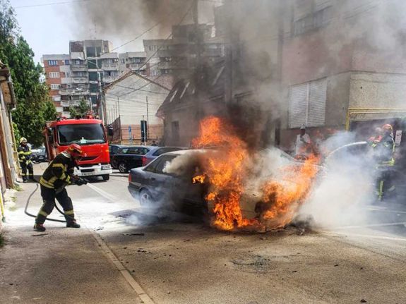 Hatalmas lángokkal égett egy személygépkocsi Szatmárnémeti központjában