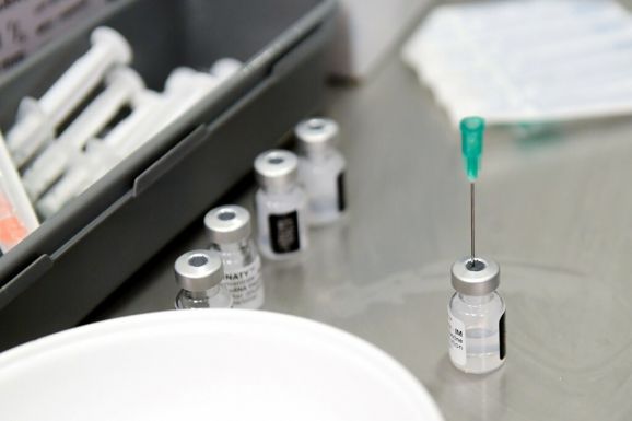 Cîţu pontosított: nem vásároltak, csak megrendeltek 120 millió adag vakcinát