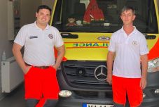 Kórházba kellett szállítani az édesanyát, a mentősök etették és fürdették meg 3 gyermekét