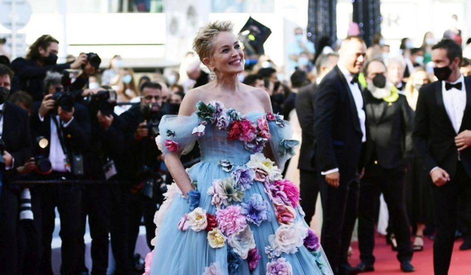 Cannes: pompás ruhában érkezett Sharon Stone a magyar versenyfilm bemutatójára