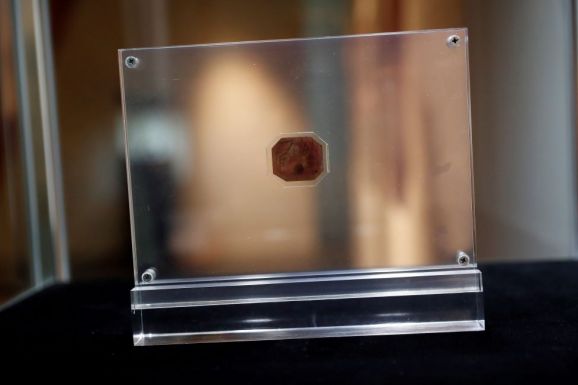 Kiállítják Londonban a világ legdrágább bélyegritkaságát