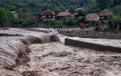 Házakat, autókat mosott el az ár Fehér megyében