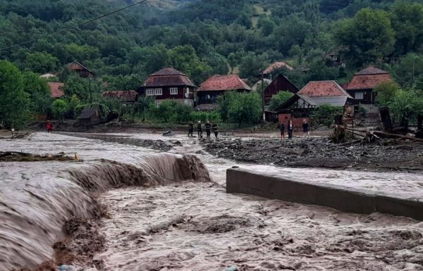Emberek százai kényszerültek elhagyni otthonukat Fehér megyében az áradások miatt