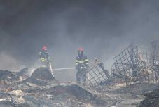 Elfogták a tettest – gyújtogatás okozta a nagyszalontai műanyagraktár-tüzet