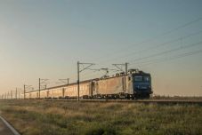 Pokoli hőségben vesztegeltek a mezőn egy tengerparti vonatjárat utasai