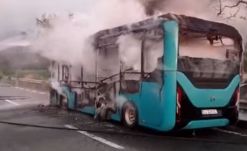 Szénné égett egy elektromos autóbusz belseje Désen