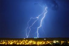 Záporok, zivatarok, felhőszakadások – újabb figyelmeztetést adott ki a meteorológiai szolgálat