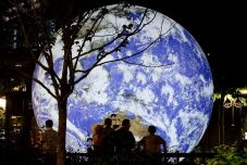 A sepsiszentgyörgyi Erzsébet-parkba érkezik a legendás Föld-installáció