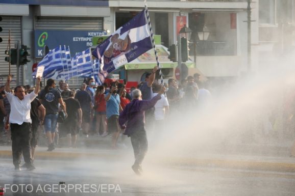 Οι αντίπαλοι των δακρυγόνων διέλυσαν τις διαδηλώσεις στην Ελλάδα με δακρυγόνα και κανόνια νερού