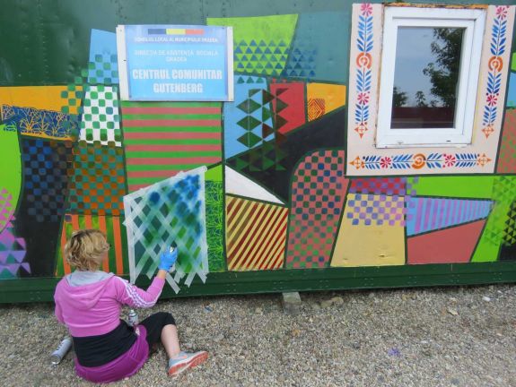 Egyetemistáknak köszönhetően színesebb lesz a nagyváradi hajléktalanszálló