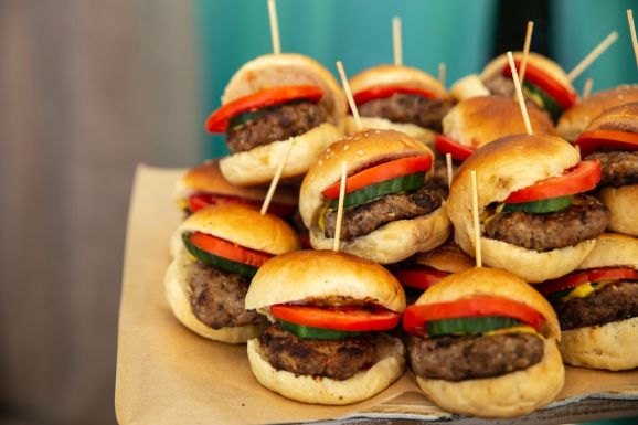 Hamburgereket, pizzákat, szalmakrumplit gyűjt évek óta szekrényében: nem romlanak meg az ételek