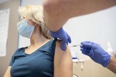 Hivatalos: fizetett szabadnap jár a koronavírus elleni oltásért