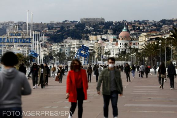 A francia nyaralóhelyeken ismét kötelezővé tették a kültéri maszkviselést