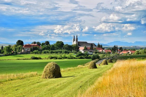 „Székelyföld valóságos kaszálóparadicsom” – tájfenntartó, természetvédelmi funkciót is betöltő szénacsinálás zajlik a mezőkön