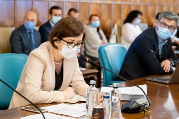 Ötletbörze: tombolahúzással és megkülönböztetésekkel ösztönöznék oltásra a lakosságot