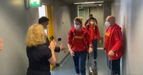 Elutasította Novák Eduárd sportminiszter kézfogását az ezüstérmes párbajtőröző (VIDEÓ)