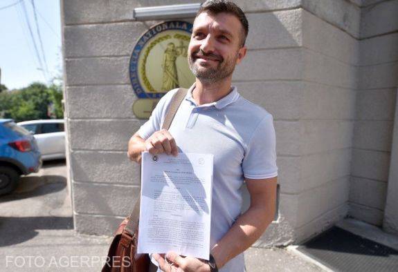 Feljelentette a kormányfőt és volt tanácsosát a Declic