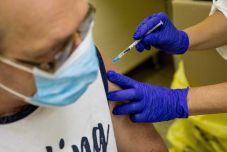 Magyarországon az egészségügyi dolgozóknak kötelező az oltás felvétele