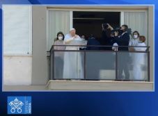 Kórházi erkélyen imádkozott Ferenc pápa