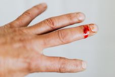 Elvágta az ujját a papírral? Ezért fáj jobban, mint ha késsel tette volna