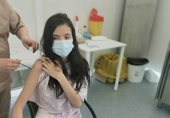 Szerdától a 12-15 évesek is olthatók Pfizerrel Romániában