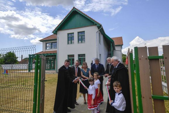 A magyar állam támogatásával felépített óvodákat adtak át Bihar megyében