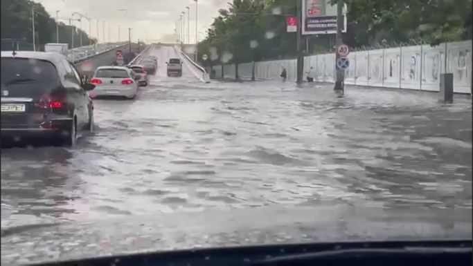 Torrenciális eső bénította meg Bukarest egy részét
