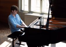 „A tehetség nem ajándék, hanem az élet próbája” – 15 évesen már nemzetközileg elismert a székelyföldi zongorista