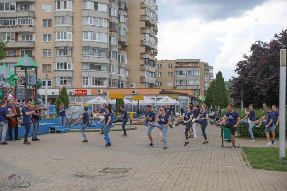 Flashmobokkal örvendeztette meg a Maros Művészegyüttes a marosvásárhelyieket