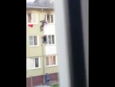 Élőlánccal menekítették ki az égő lakásból a szomszédok a gyerekeket