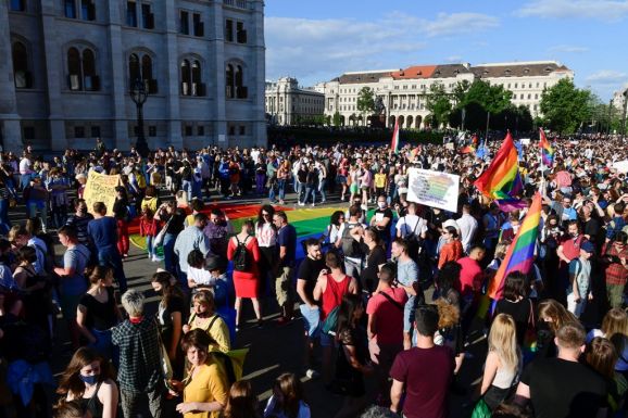 A pedofiltörvény módosításai ellen tüntettek a budapesti Kossuth téren