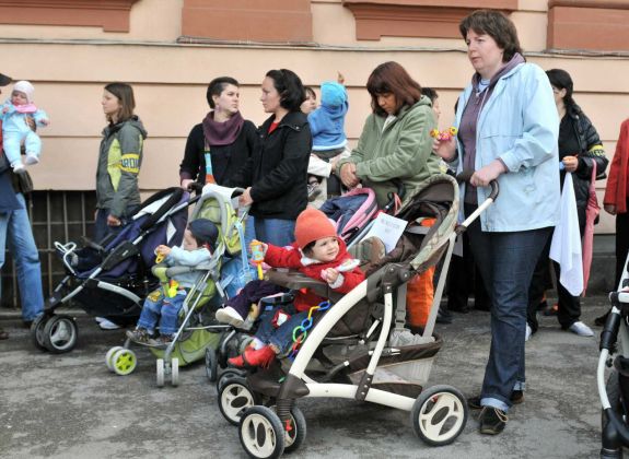FRISSÍTVE - 20 százalékkal és az infláció mértékével nőne 2022. január elsejétől a gyerekpénz
