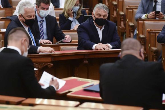 Megszavazta a magyar parlament a módosított pedofilellenes törvényt