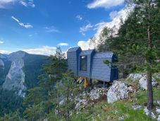 Az országban egyedi menedékházakat építettek sziklaszirtekre a Békás-szorosban 