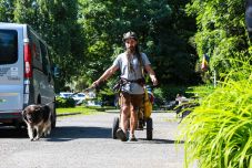 Ausztriából Szászrégenig gyalogolt egy férfi, hogy adományokat gyűjtsön a kutyamenhelynek