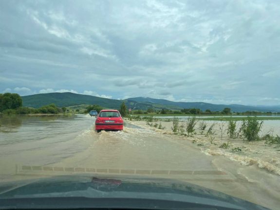 Súlyosbodik az árvízhelyzet, Székelyföldön is kiléptek medrükből a folyók
