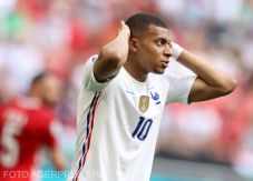 A hazai  szurkolók huhogása miatt vizsgálja a magyar-francia meccset az UEFA