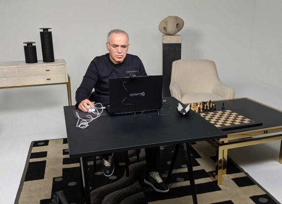 Garri Kaszparov visszatér a sakkasztalhoz