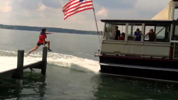 Hajókról le, hajókra fel ugrándoznak az ugrópostások: úgy kell tudniuk futni, mint az atlétáknak