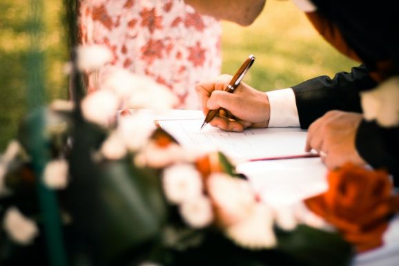 Házasságkötés vagy élettársi kapcsolat? Ügyvédet kérdeztünk a családalapítás jogi hátteréről
