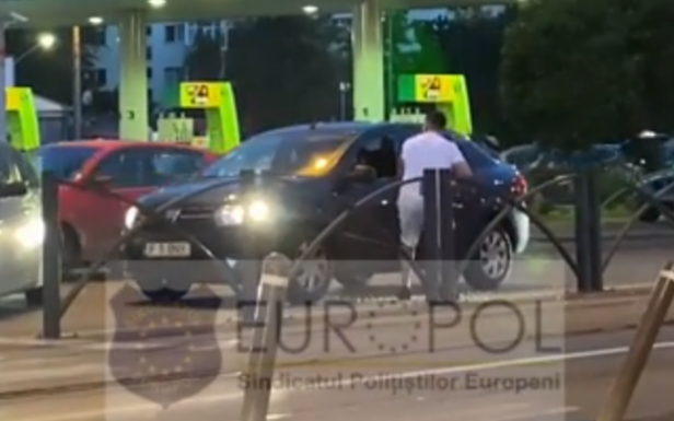 Őrizetbe vették a forgalomban golfütővel támadó bukaresti autóst