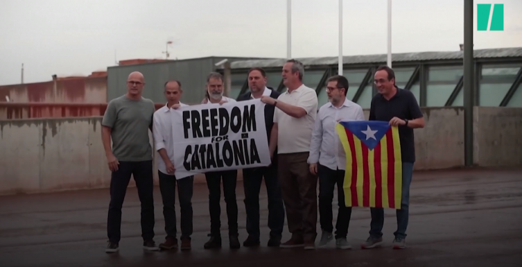 Elhagyták a börtönt a kegyelemben részesült katalán függetlenségi vezetők